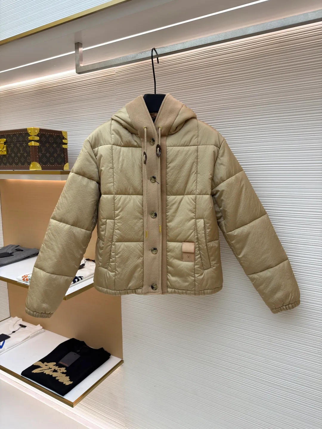 LOUIS VUITTON tear-resistant quilted hooded jacket ●Original version: Purchased and developed by 33886 ●Item number: 1681322-C65 ●Fabric: polyester fiber fabric ●Technology: Printing ●Color: Khaki ●Version: Fitted version ●Weight: about 650 grams ●Size: 36-38-40 ●Description: This style adopts a neat straight cut, which hides the lean body and allows free movement. The hood is equipped with a drawstring, which is windproof and practical. The inner lining is decorated with the brand's unique print, highlighting its unique personality in every detail, creating a dual charm both inside and outside. This style of clothing focuses on functional fabrics. The main fabric is made of 100% nylon, giving it excellent wear resistance and strength; the lining is 100% polyester, which brings a smooth touch and improves breathability and moisture removal. Made of polyester and cotton blend in some areas, it balances comfort and durability. In addition, the specially added polyvinyl chloride coating can effectively enhance the water and wind resistance of the product, making it highly practical. The overall wiring is straight and delicate, the fabric is comfortable and soft, and the color is consistent without color difference. It can be matched with the same style to create a fashionable look and control various occasions. Customized accessories, complete with three standards, same style for men and women!